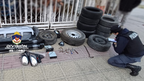 La Policía secuestró herramientas y otras autopartes, las cuales quedaron a disposición de la Justicia. La Policía secuestró herramientas y otras autopartes, las cuales quedaron a disposición de la Justicia.