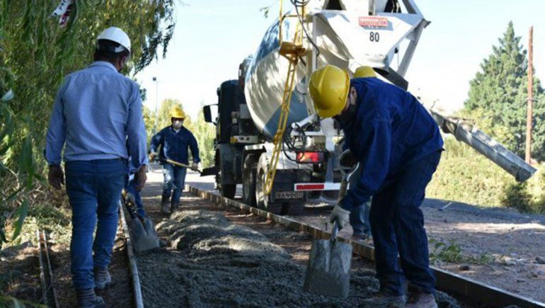 Avanzan con las sendas peatonales en el nuevo paseo sobre el río Neuquén