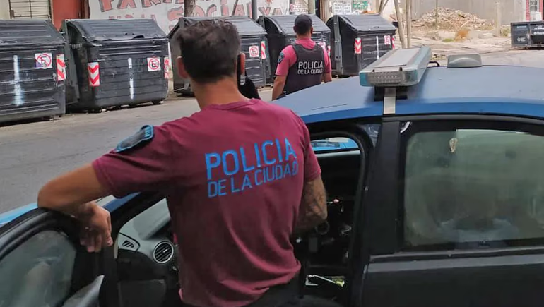 Los asaltaron, llamaron a la Policía y los oficiales les volvieron a robar