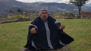 ¿Y ahora qué voy a hacer?, parece preguntarse el Brujo Atahualpa. Le cuesta un Perú asumirlo. ¿Y ahora qué voy a hacer?, parece preguntarse el Brujo Atahualpa. Le cuesta un Perú asumirlo.
