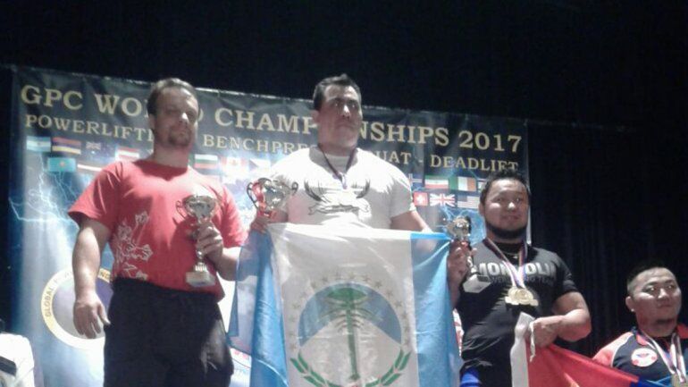 Mansilla subió al podio con la bandera neuquina para festejar los títulos conseguidos lejos de su casa.