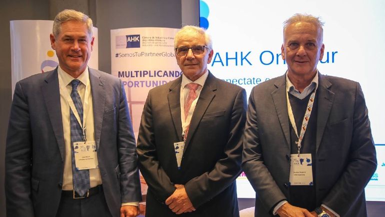 Peter Neven, Gunther Neuberg y junto al cónsul honorario, Juan Carlos Schroeder. Peter Neven, Gunther Neuberg y junto al cónsul honorario, Juan Carlos Schroeder.