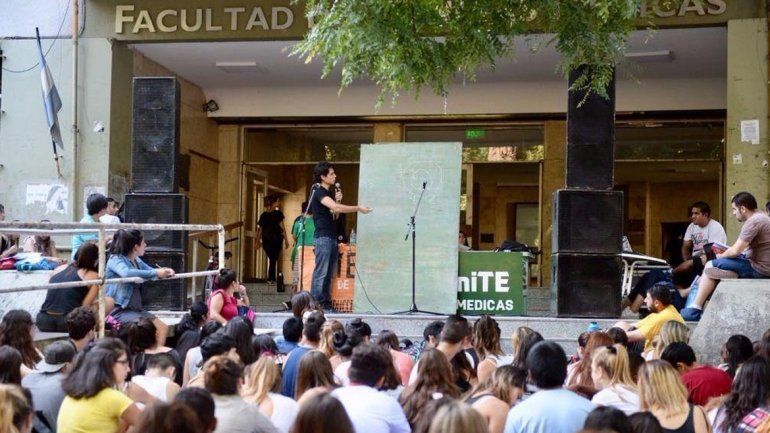 Medicina: alumnos esperaron unas seis horas para entrar a una clase