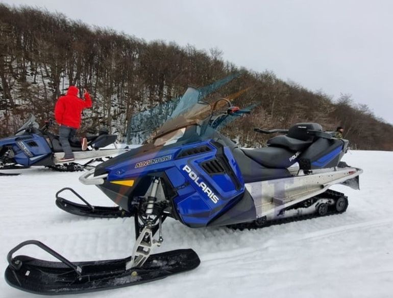 Liu iba al mando de una moto de nieve Polaris similar a la de esta imagen, en el centro invernal Las Cotorras, con sus hijos atrás. Liu iba al mando de una moto de nieve Polaris similar a la de esta imagen, en el centro invernal Las Cotorras, con sus hijos atrás. 