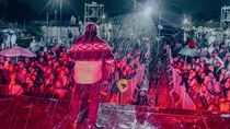 Sergio Galleguillo se presentó bajo la lluvia frente a miles de espectadores en el último fin de semana de la Expo de Plottier. 