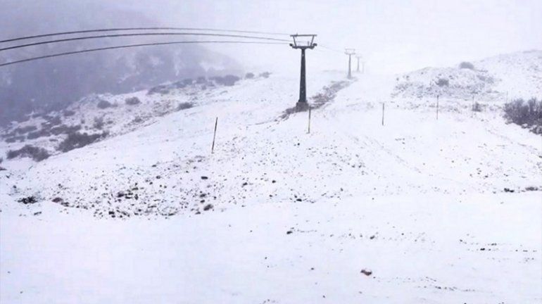 Llegó la nieve: Bariloche quedó vestida de blanco con la primera nevada