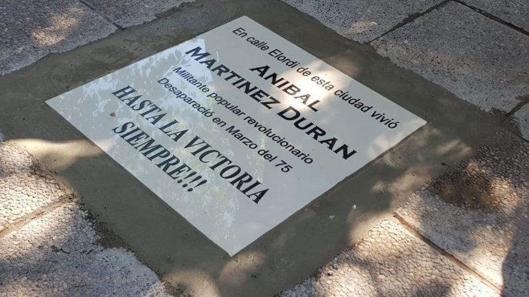 Con una baldosa homenajearon a un desaparecido