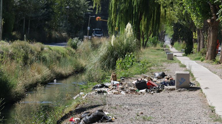Microbasurales en Valentina Sur, un peligro para todo el río Limay