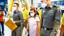 La asesina serial, Sararat, es trasladada por la policía de Tailandia