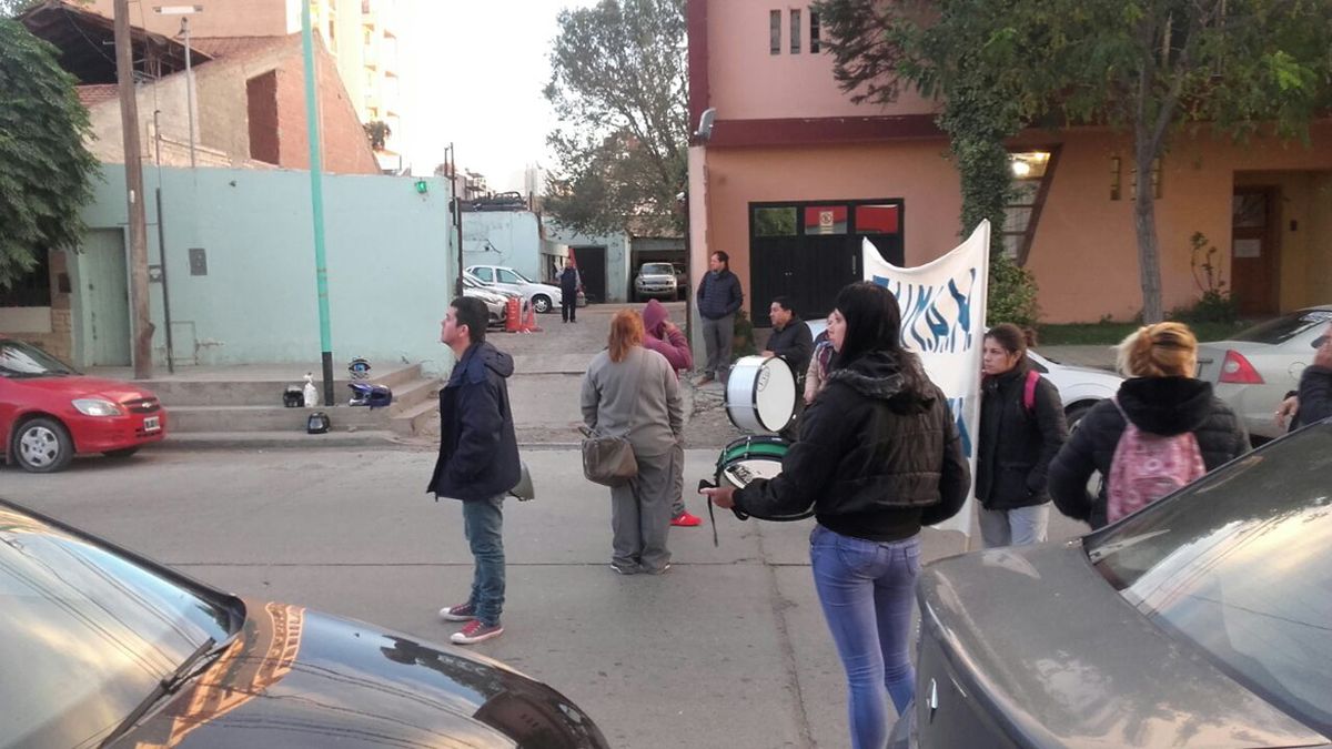 Una protesta de personal de limpieza del hospital complica el tránsito