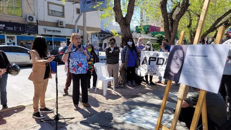 Colocaron una baldosa en memoria de una actriz desaparecida por la dictadura