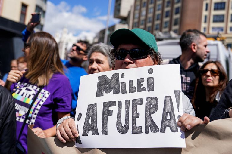Un manifestante, en la marcha contra Javier Milei en Madrid. Un manifestante, en la marcha contra Javier Milei en Madrid.