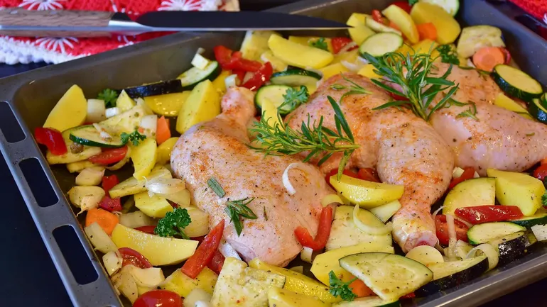 Delicioso y sabroso. El pollo al horno con papas es una comida ideal para los días fríos.