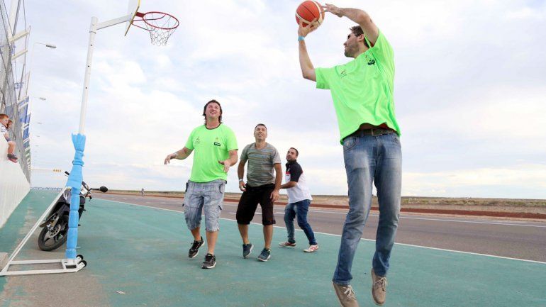 Jonatan Pincho Castellano afloja tensiones en un básquet 3x3.