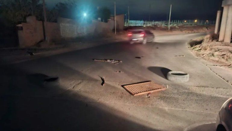 Inesperado bloqueo provocó la pérdida del control de un motociclista que volcó y terminó internado
