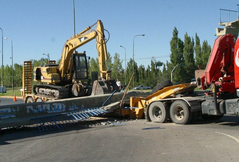 En febrero de 2010 también ocurrió un mismo accidente en la pasarela. Un camión chocó la estructura de 5,10 metros de altura