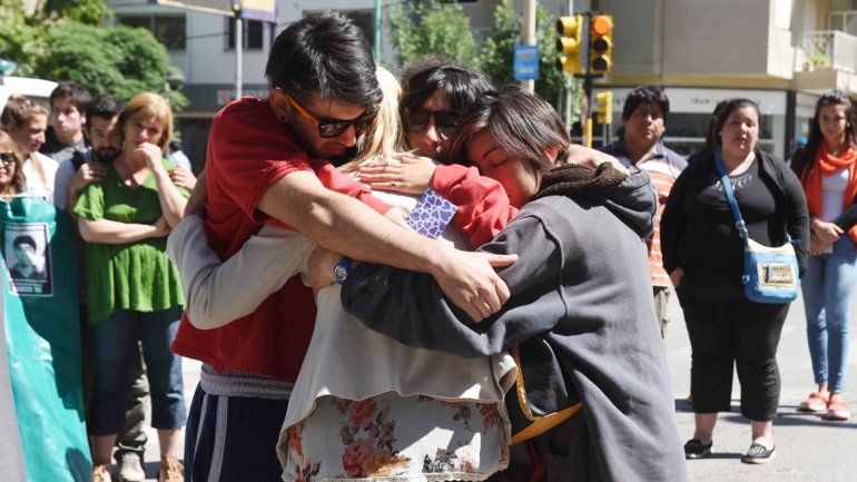 Los hermanos y la mamá de la nena afuera de las salas de audiencias