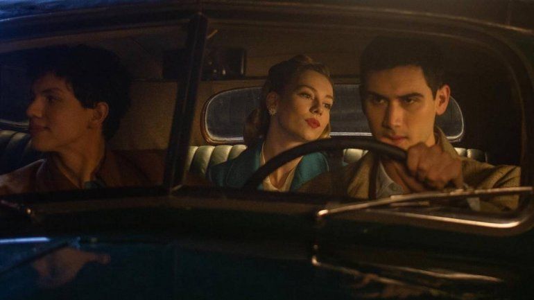 Ester Expósito (centro) y Alejandro Speitzer (derecha), en la serie de Netflix