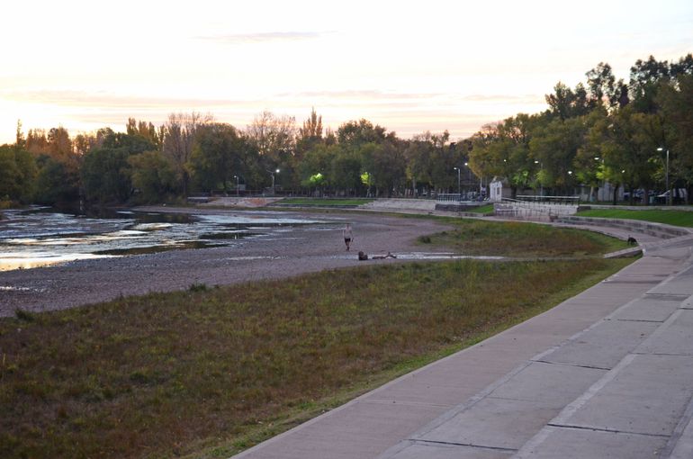 Así está el brazo del río Limay en el balneario Albino Cotro.