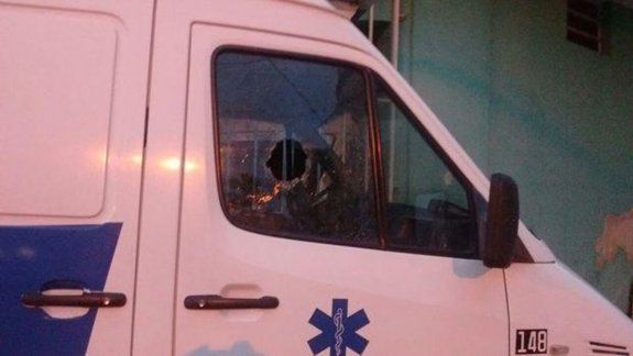 También destrozaron los vidrios de una casa y del cuartel de bomberos.