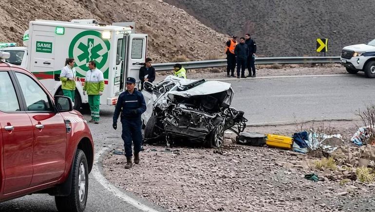 Una camioneta cayó 80 metros por un barranco en la montaña: un muerto y cuatro heridos