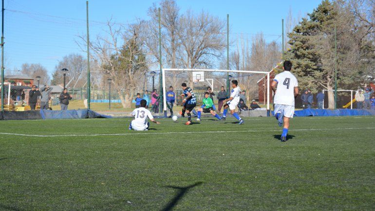El gol de Troncoso para sellar el resultado. El líder sigue firme.