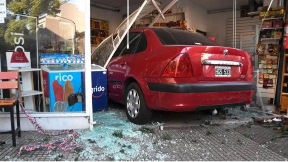 Conductor borracho incrustó su auto en un kiosco
