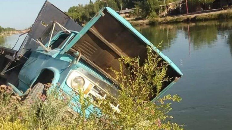 Manejaba en zigzag con su camión, se escapó de un control y casi cae a un canal de riego