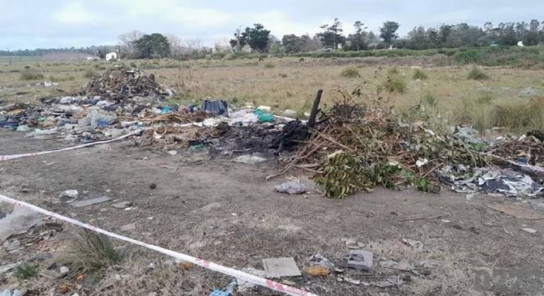 Horror: hallaron un cuerpo calcinado y con una soga en el cuello en un descampado
