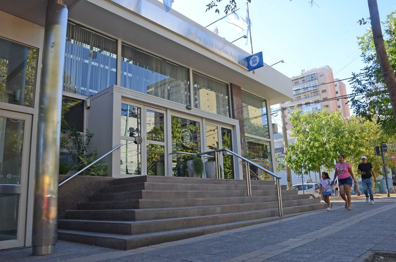 Si el Banco Nación rechaza nuestra solicitud de préstamo, debemos efectuar una consulta y/o reclamo ante el Banco, que tendrá un plazo máximo de 10 días hábiles para respondernos. Si el Banco Nación rechaza nuestra solicitud de préstamo, debemos efectuar una consulta y/o reclamo ante el Banco, que tendrá un plazo máximo de 10 días hábiles para respondernos.