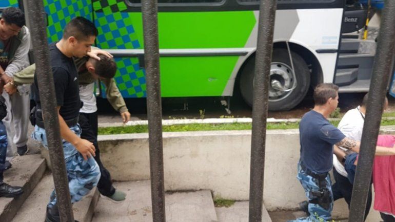 El padre de la adolescente violada por un grupo en Miramar apuntó contra la justicia