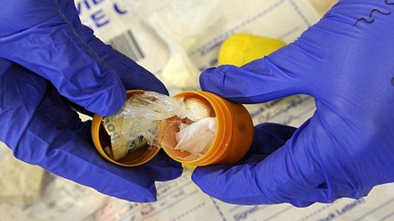 Sorpresa blanca: cayeron dos adolescentes que escondían cocaína en un huevito Kinder