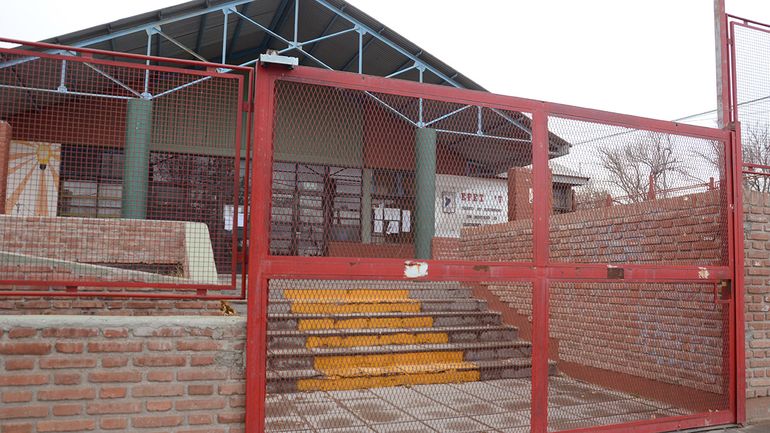 Padres contra docentes en la EPET 7 porque no arrancan las clases