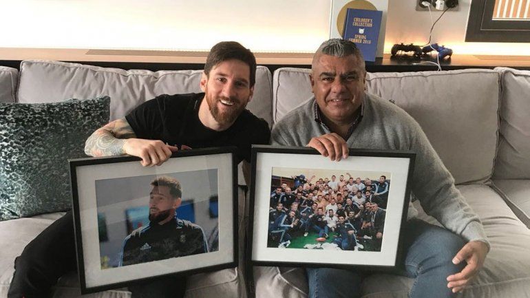 Chiqui Tapia visitó a Messi en Barcelona y le llevó algunos regalos.&nbsp;