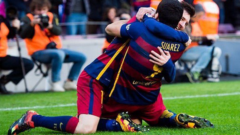 Con un gol de Messi, el Barça le ganó 2 a 1 al Atlético de Madrid y se cortó en la punta