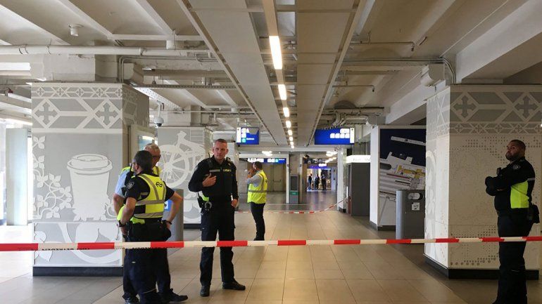 Ataque a cuchillazos en una estación de trenes de Holanda