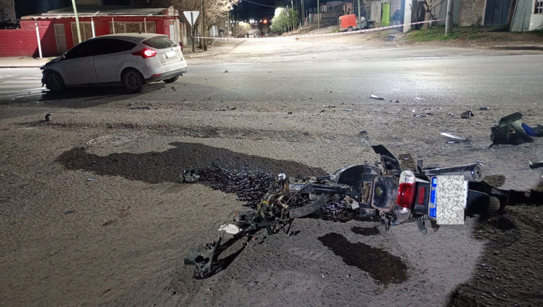 Tras el choque fatal en Casimiro Gómez, la moto quedó completamente despedazada.