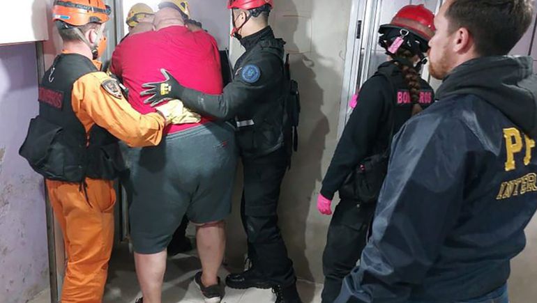 Usan un autobomba para trasladar a un prófugo que pesa 200 kilos