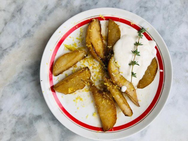 Pera caramelizada con crema y canela