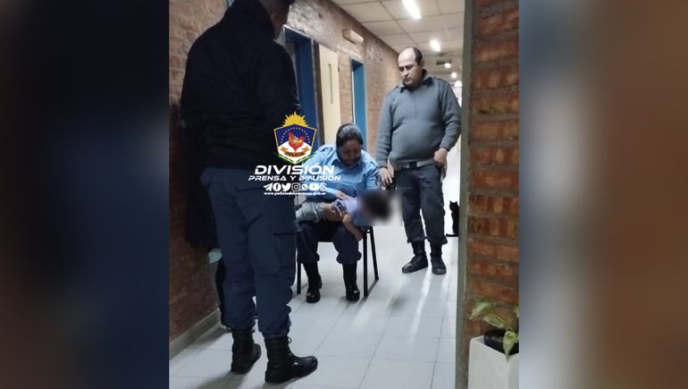 Dramático: una mujer policía salvó a un bebe que se ahogaba