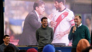 ponzio visito neuquen y fue recibido por cientos de fanaticos ponzio visito neuquen y fue recibido por cientos de fanaticos