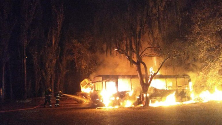 Se incendiaron dos minibuses y un camión en un depósito cerca de Añelo