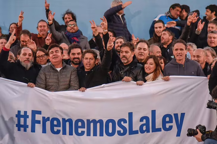 Fernando Espinoza, cacique de La Matanza -procesado por abuso sexual- junto al Gobernador Kicillof, en el último acto político realizado en Florencio Varela. Fernando Espinoza, cacique de La Matanza -procesado por abuso sexual- junto al Gobernador Kicillof, en el último acto político realizado en Florencio Varela.