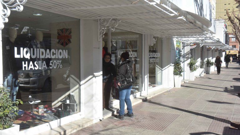 Hay disputas sobre el horario de cierre de los comercios en las fiestas