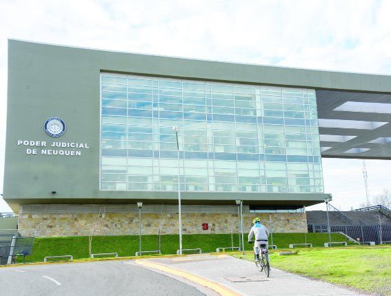 El fiscal Azar, de Delitos Sexuales, ya ordenó una serie de medidas de protección y periciales sobre la víctima. El fiscal Azar, de Delitos Sexuales, ya ordenó una serie de medidas de protección y periciales sobre la víctima.