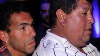 Tevez junto a su papá. Momento dramático. Tevez junto a su papá. Momento dramático.