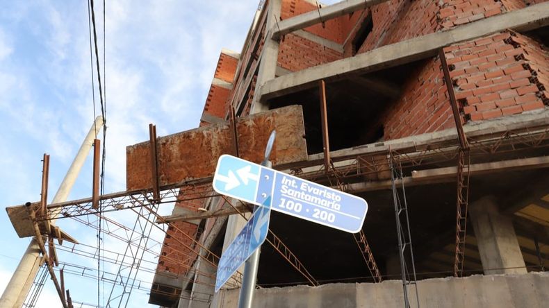 El polémico edificio se encuentra en la esquina de Juan B Justo y Santamaría / Foto