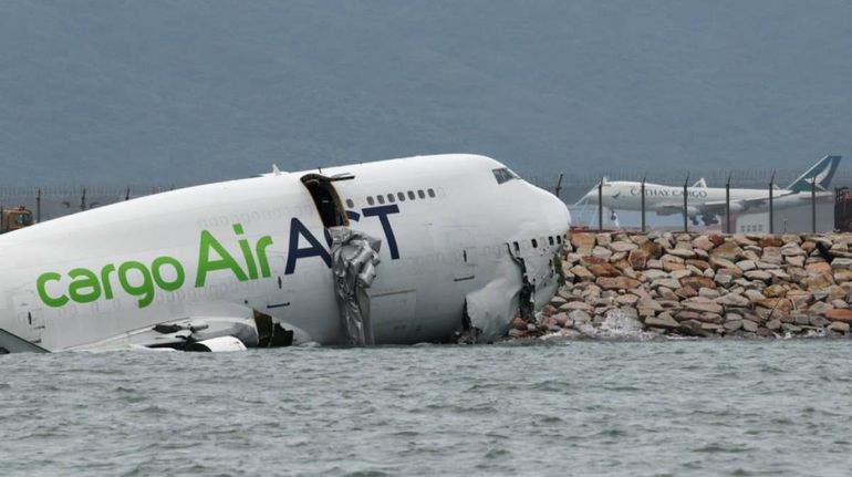 Se trata de un avión de carga, en el accidente dos operarios perdieron la vida. Se trata de un avión de carga, en el accidente dos operarios perdieron la vida.