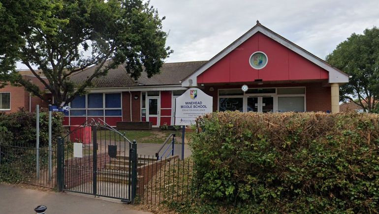 Volvían de una excursión y su micro sufrió un impactante accidente en Inglaterra: un estudiante murió y otros 21 resultaron heridos.