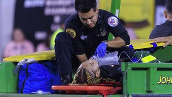 una futbolista se desmayo y tuvo que ser operada de urgencia, pero el partido siguio